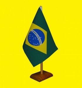 Bandeira de mesa simples com base e mastro de madeira envernizada Ref 20